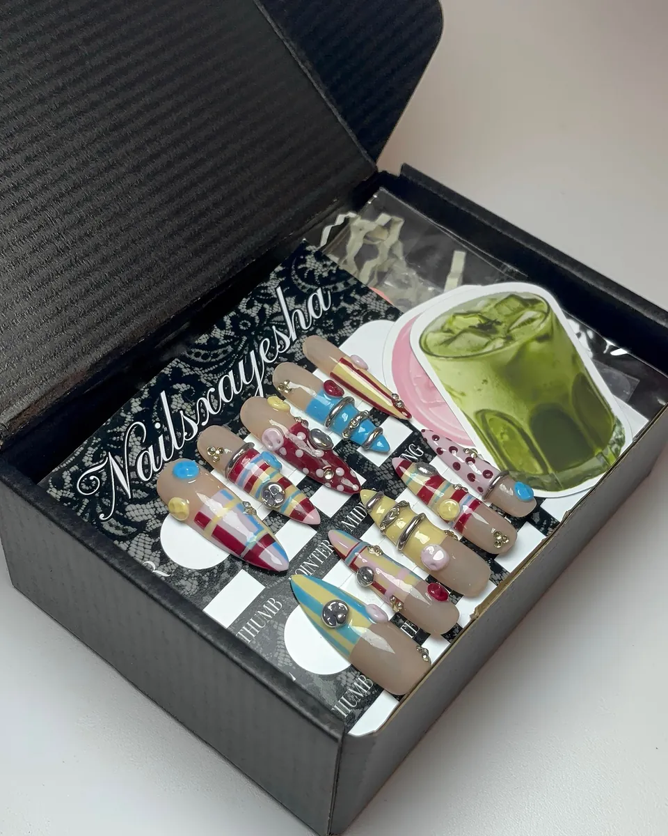 Boxed press-on set with application kit